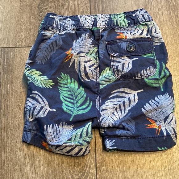 Old navy boys Hawaiian shorts w/ 2 size pockets & 1 back pocket. Size:18-24 mos. - Picture 2 of 4
